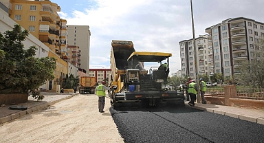 Akpiyar’da yollar sıcak asfaltla yenileniyor