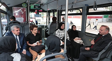 Başkan Beyazgül ve Rektör Güllüoğlu’ndan otobüsle kampüse yolculuk 