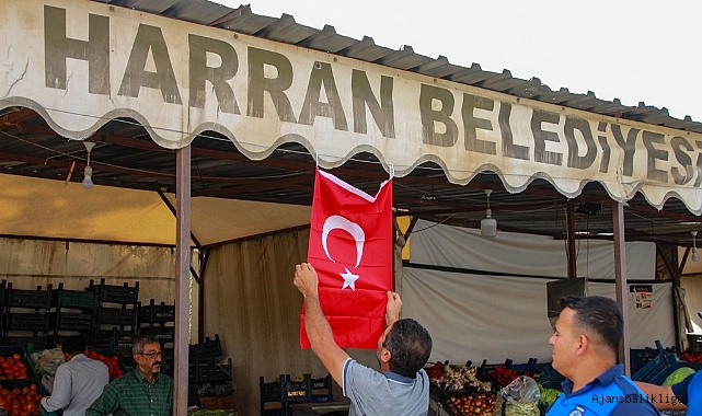 Harran Belediyesi Cumhuriyetin 100. yılında esnaf ve vatandaşlara bayrak dağıttı
