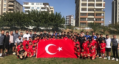 Karaköprü Belediyespor'dan miniklere Cumhuriyet hediyesi