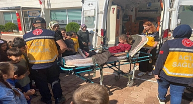 Minik öğrencilere 112 acil sağlık hizmetleri ve ambulans tanıtımı yapıldı