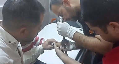 Parmağına sac sıkışan çocuğun yardımına itfaiye ekipleri yetişti