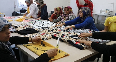 Şanlıurfalı kadınlar ihtiyaç sahibi aileler için kıyafet dikiyor