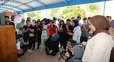 Üniversite öğrencilerinden Karaköprü Belediyesi standına yoğun ilgi