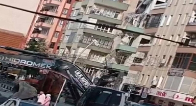 Urfa’da ağır hasarlı bina yandaki binanın üzerine yan yattı 