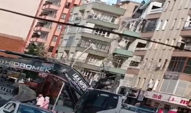 Urfa’da ağır hasarlı bina yandaki binanın üzerine yan yattı 