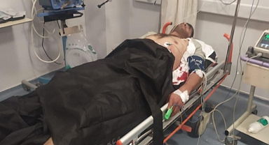 Urfa'da bayrak dağıtan belediye personeli bıçaklandı