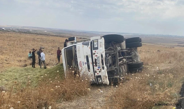 Urfa'da kontrolden çıkan kamyon devrildi