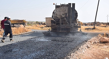 Viranşehir’de kırsal mahalle yolları sathi asfaltla yenileniyor
