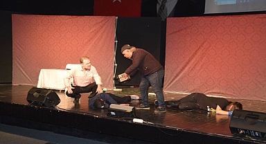 Viranşehir’de uyuşturucuyla mücadeleye tiyatro oyunuyla dikkat çekildi