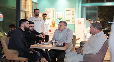 Başkan Beyazgül, çay bahçesinde vatandaşlarla bir araya geldi