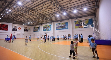 Başkan Canpolat: 21 adet halı sahayı gençlerimizin hizmetine sunduk