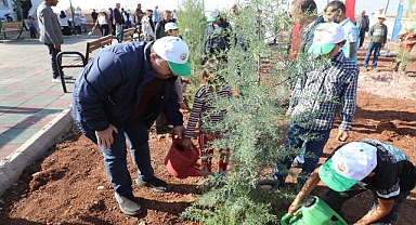 Başkan Ekinci, öğrencilerle birlikte fidan dikti 