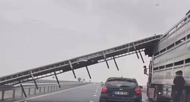 Fırtına nedeniyle TIR’ın dorsesinin parçası uçtu!