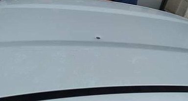 Hilvan'da park halindeki araca yorgun mermi isabet etti