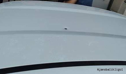 Hilvan'da park halindeki araca yorgun mermi isabet etti