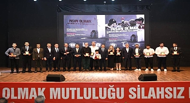 'İnsan Olmak, Mutluluğu Silahsız Paylaşmaktır' filmin galası yoğun ilgi gördü
