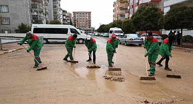 Karaköprü'de yağış sonrası çamurlu yollar temizleniyor