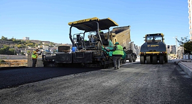 Karaköprü’de yollar sıcak asfaltla yenileniyor