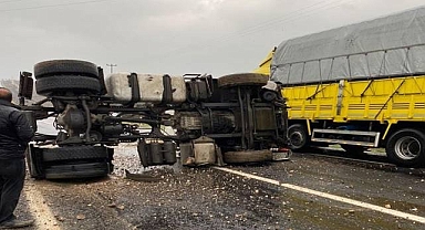 Sağanak yağış kaza getirdi! Tır devrildi