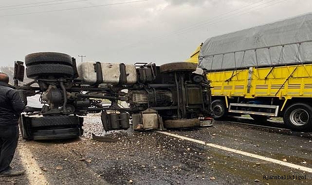 Sağanak yağış kaza getirdi! Tır devrildi