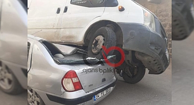 Urfa'da ilginç kaza! Minibüs otomobilin üzerine çıktı 