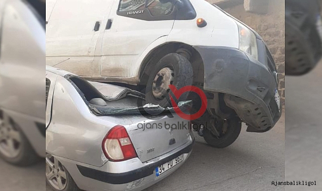 Urfa'da ilginç kaza! Minibüs otomobilin üzerine çıktı