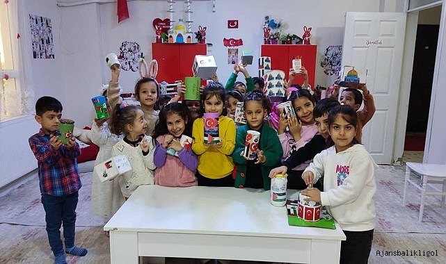 Urfalı minik öğrenciler kumbaralarını Filistin için açtı