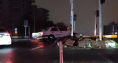 Aşırı yağış kaza getirdi! Araç orta refüje çıktı