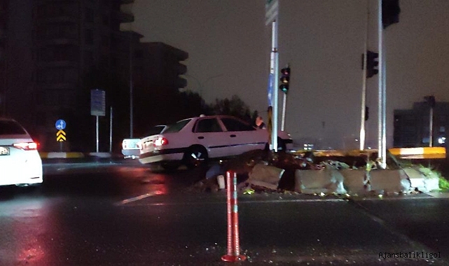 Aşırı yağış kaza getirdi! Araç orta refüje çıktı