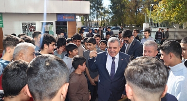 Başkan Beyazgül, öğrencilere eğitim seti hediye etti