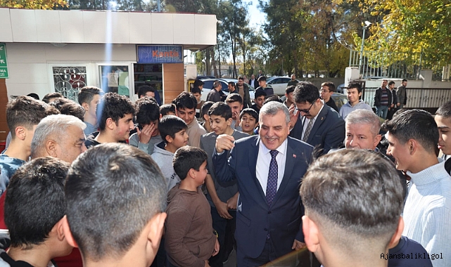 Başkan Beyazgül, öğrencilere eğitim seti hediye etti