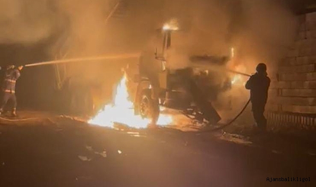 Gece yarısı korkutan yangın! Kamyon küle döndü