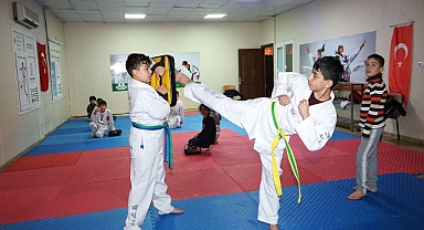 Karaköprü’de çocuklar zamanını spor kurslarında değerlendiriyor