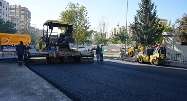 Karaköprü’de yollar sıcak asfaltla yenileniyor