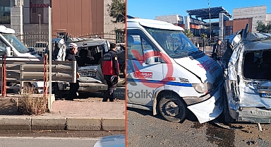 Şanlıurfa’da faciadan dönüldü! Minibüs ve hafif ticari çarpıştı