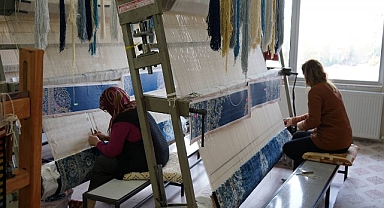 Şanlıurfa’da kadınlar el emeği halılar üretiyor