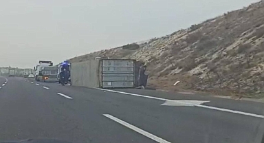 Urfa-Antep yolunda kaza! Kontrolden çıkan TIR devrildi