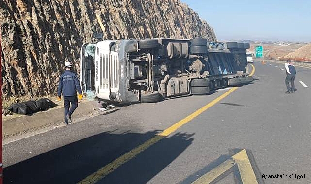 Urfa'da devrilen TIR'da bir kişi can verdi