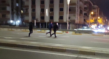 Hem trafiği hem de kendilerini tehlikeye attılar!