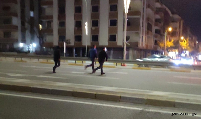 Hem trafiği hem de kendilerini tehlikeye attılar!