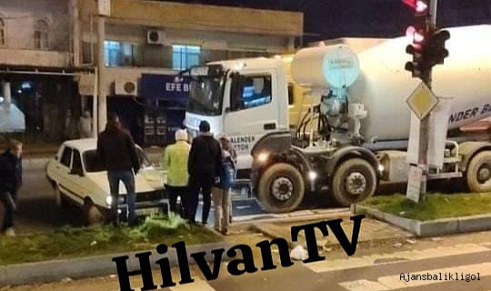 Hilvan'da beton mikseri otomobili sürükledi
