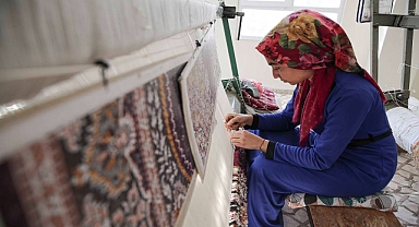 Karaköprü kırsalında kadınlar zamanını el emeği halılar dokuyarak değerlendiriyor