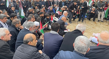 Kefenlenmiş şehit çocuk naaşları yanında oturarak İsrail protesto edildi