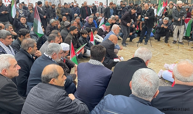 Kefenlenmiş şehit çocuk  naaşları yanında oturarak İsrail protesto edildi