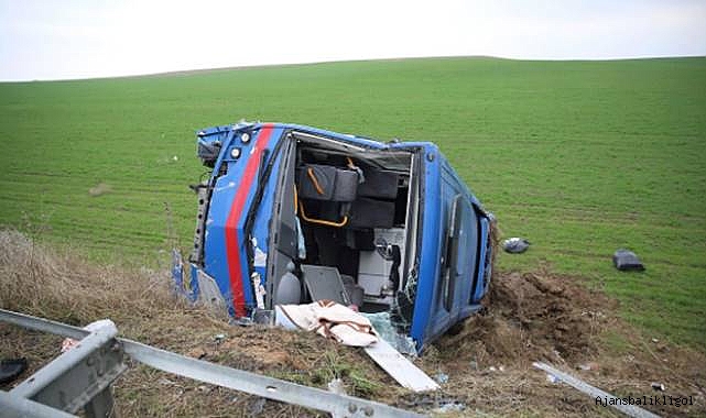 Kontrolden çıkan cezaevi aracı devrildi! Yaralılar var