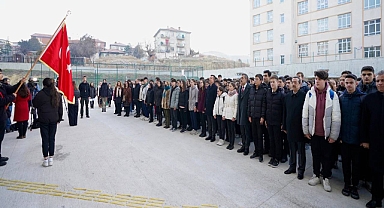 Okullar, yeni haftaya şehitlere saygı duruşuyla başladı