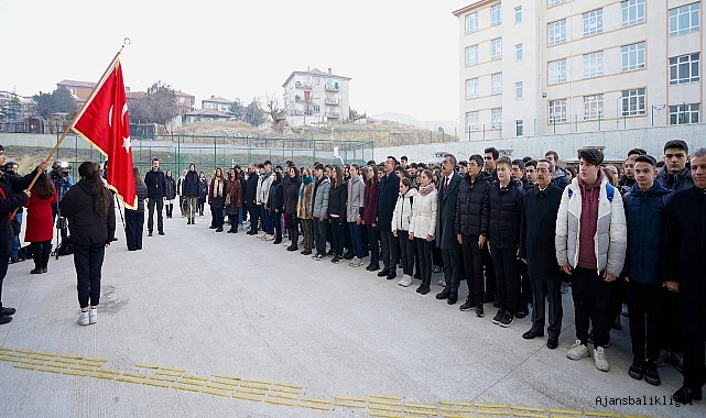 Okullar, yeni haftaya şehitlere saygı duruşuyla başladı