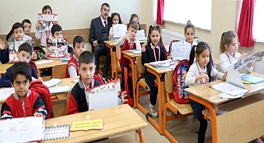 Okullarda öğrencilerin karne sevinci 