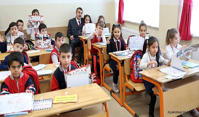 Okullarda öğrencilerin karne sevinci 